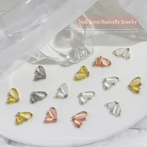 Décoration d'ongles avec pierres demi-papillon œil de chat et strass étincelants