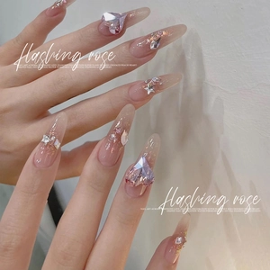 Unghie finte a mandorla lunghe con strass a cuore rosa Sakura e finitura glitterata