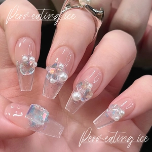 Ongles aurora effet glace avec cristaux K9 et perles, forme ballerine mi-longue