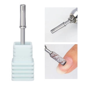 Détail de l'embout de ponceuse à ongles avec mandrin en métal et bande abrasive