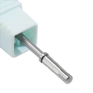 Vue macro d'un mandrin de ponçage pour ongles inséré dans un socle de rangement bleu
