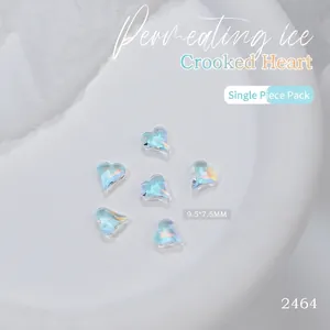 Vue macro du cristal d'ongle en verre K9 bleu aurore 9,5x7,5mm sur plateau blanc