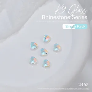Gros plan de cristaux à ongles K9 en forme de cœur avec effet aurore boréale