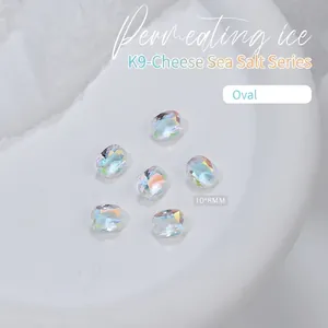 Vue détaillée du charme d'ongle ovale en cristal Aurora K9 avec éclat de verre 10x8mm
