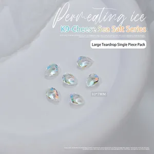 Gros plan d'un strass en cristal K9 goutte d'eau Aurora Symphony pour nail art 10x7mm