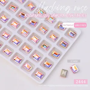 Vista macro di strass K9 rosa sakura rettangolari per decorazione unghie nail art