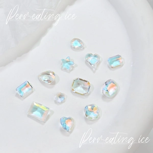 Charmes d'ongles aurora irisés en formes de cœur et d'étoile sur plateau blanc
