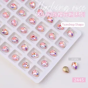 Dettaglio macro di strass rosa in vetro K9 8x6mm a forma di goccia per decorazione unghie