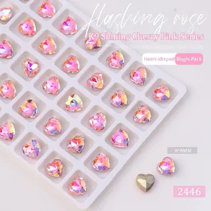 Dettaglio macro di cristalli a cuore in vetro K9 rosa Sakura 8x8mm per nail art