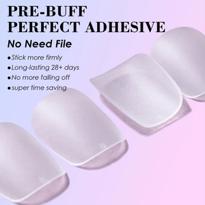 Détail des faux ongles mats pré-poncés offrant une tenue durable de plus de 28 jours