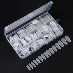 Détail de 300 faux ongles mats ultra-fins forme cercueil dans leur boîte de rangement
