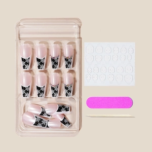 Set dettagliato di unghie finte natalizie con fiocchi di neve e strumenti manicure