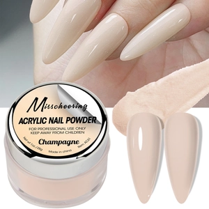 Dettaglio della polvere acrilica champagne con flacone e unghie a stiletto lunghe applicate