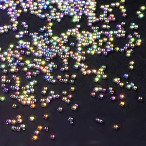 Makroaufnahme von irisierenden Nagelperlen mit AB-Regenbogen-Aurora-Reflexionseffekt
