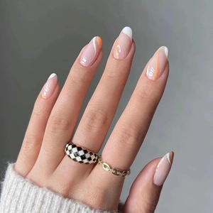 Faux ongles amande français orange et blanc avec bague à motif damier élégante