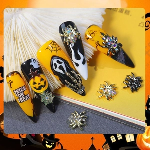 Ciondoli per unghie a ragno in lega per Halloween con strass in oro e nero canna di fucile