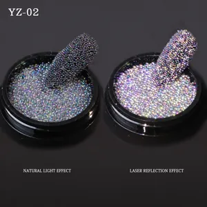 Makroaufnahme von irisierenden Nailart-Mikroperlen in Modell YZ-02 mit Laserreflexion