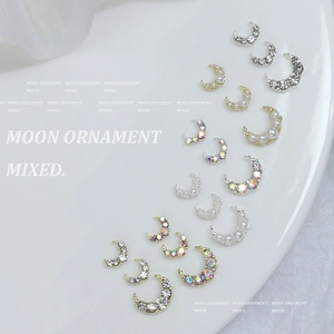 Vue détaillée de bijoux d'ongles lune avec perles et strass colorés sur plateau blanc