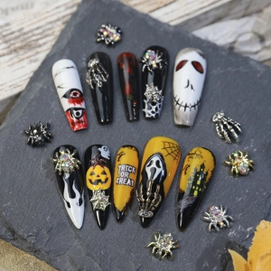 Dettaglio di ciondoli per unghie Halloween e unghie 3D con teschi e ragni decorativi