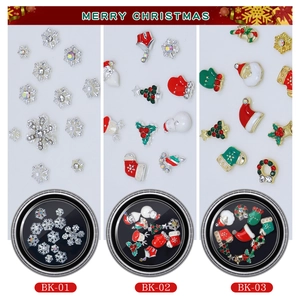 Makro-Detail von Legierungs-Weihnachts-Nagelkunst-Anhängern mit Weihnachtsmann-Design