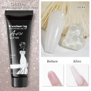 Macro-detail van parelmoer zilveren glitter nagelverlengingsgel met UV LED-uitharding