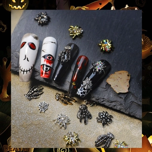 Vista macro di decorazioni per unghie 3D Halloween in lega con ragni, teschi e strass