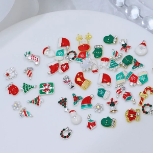 Detaillierte Weihnachts-Nagelkunst-Charms mit Weihnachtsmann und Schneeflocken-Strass