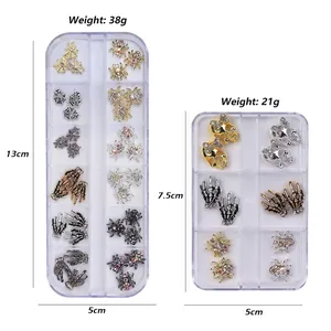 Set charms unghie Halloween con ragni e teschi stile punk nei colori oro e argento