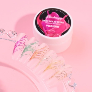 Vue macro du gel à ongles semi-solide métallique avec six échantillons de couleurs
