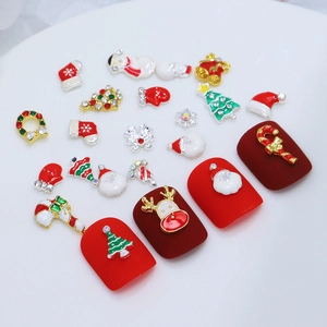 Nahaufnahme von 3D-Weihnachtsnagel-Charms mit Weihnachtsmann- und Schneeflockenmotiven