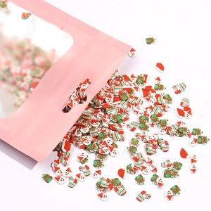 Macro di fette di fimo natalizie con Babbo Natale e alberi per decorazione unghie fai-da-te
