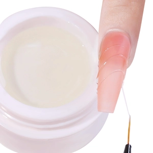 Vue macro du gel à ongles haute viscosité montrant sa texture élastique et malléable