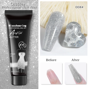 Detail van zilveren glitter nagelgel met het voor en na effect op de vingernagels