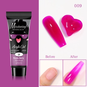 Gel d'extension d'ongles violet avec résultats de manucure avant et après