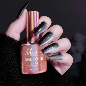 Detailed view of silver-grey cat eye gel polish bottle with 7.5ml capacity and shimmer finish
