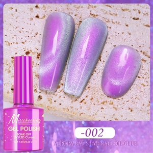 Détail du flacon de vernis à ongles œil de chat aurora avec gel magenta et nuances pailletées