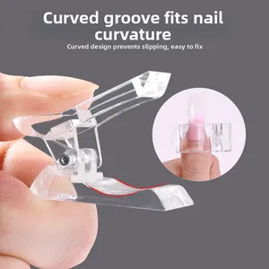 Detalle del clip de extensión de uñas con ranura curva para un ajuste preciso y resorte