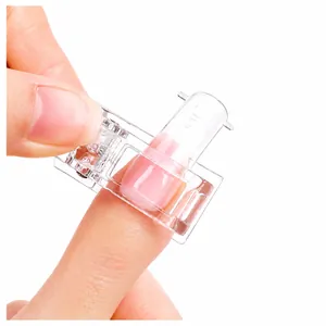 Transparenter Nagelclip zur Fixierung der Polygel-Verlängerung auf den Fingerspitzen