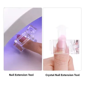 Primer plano de clips transparentes para extensiones de uñas fijando bajo la lámpara