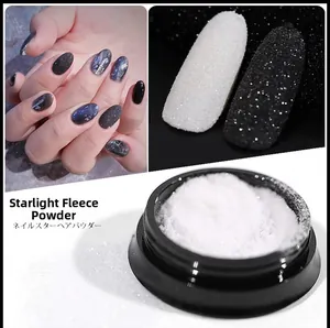 Makro-Detail von Starlight Wool Powder für Nägel mit funkelnder Wolltextur und Finish