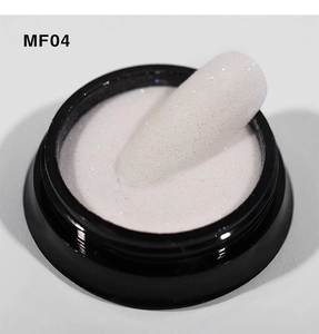 Makroaufnahme von weißem Nagelpuder MF04 mit Glitzerpartikeln und Mustertipp-Effekt
