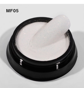 Makroaufnahme von MF05 weißem Glitzernagelpulver mit schimmernder Textur für den Winter