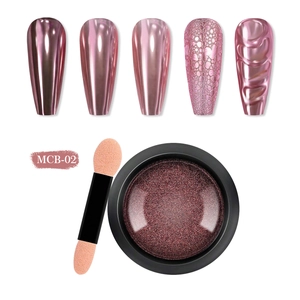 Vue macro du kit poudre à ongles miroir or rose avec pinceau éponge et échantillons d'effets