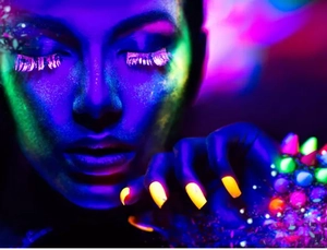 Collection de maquillage néon UV avec vernis à ongles et détails de cils fluorescents