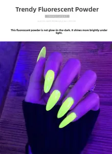 Poudre à ongles néon fluorescente brillant sous lumière UV sur de longs ongles pointus