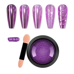 Vue macro de la poudre à ongles chrome violette MCB-03 avec applicateur et effets miroir