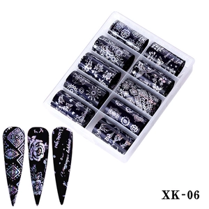 Dettaglio di 10 rotoli di adesivi laser per nail art con motivi floreali e scatola