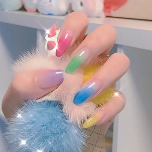 Kleurveranderende nagelverlenging gelset met glanzende jelly-verloopafwerking in amandelvorm
