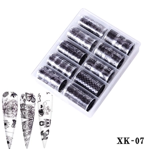 Dettaglio del set di pellicole per nail art argento con mandala e astronauta