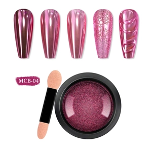 Vue macro de la poudre à ongles chrome magenta MCB-04 avec applicateur et divers effets